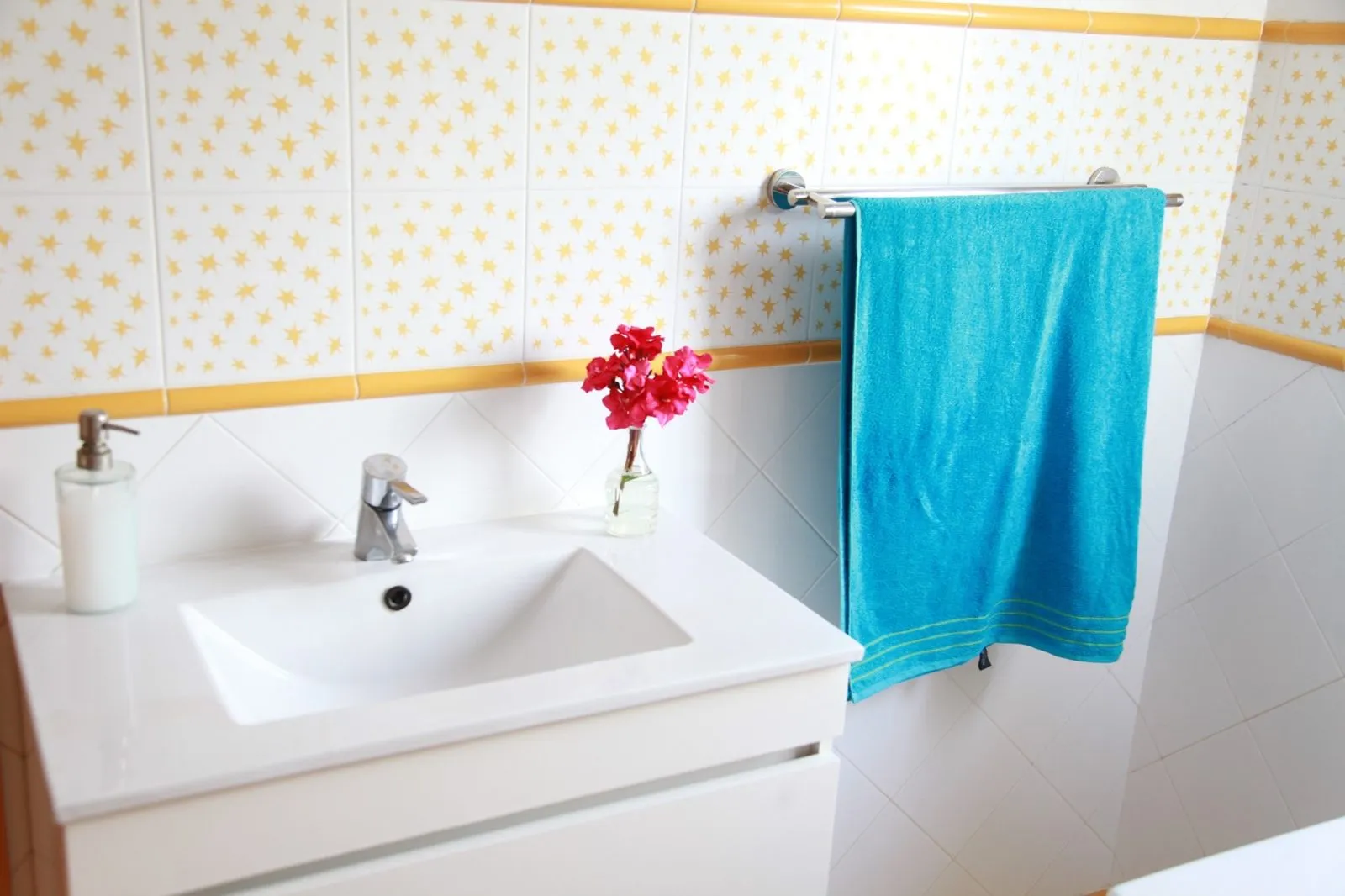 Bathroom with washbasin and towels