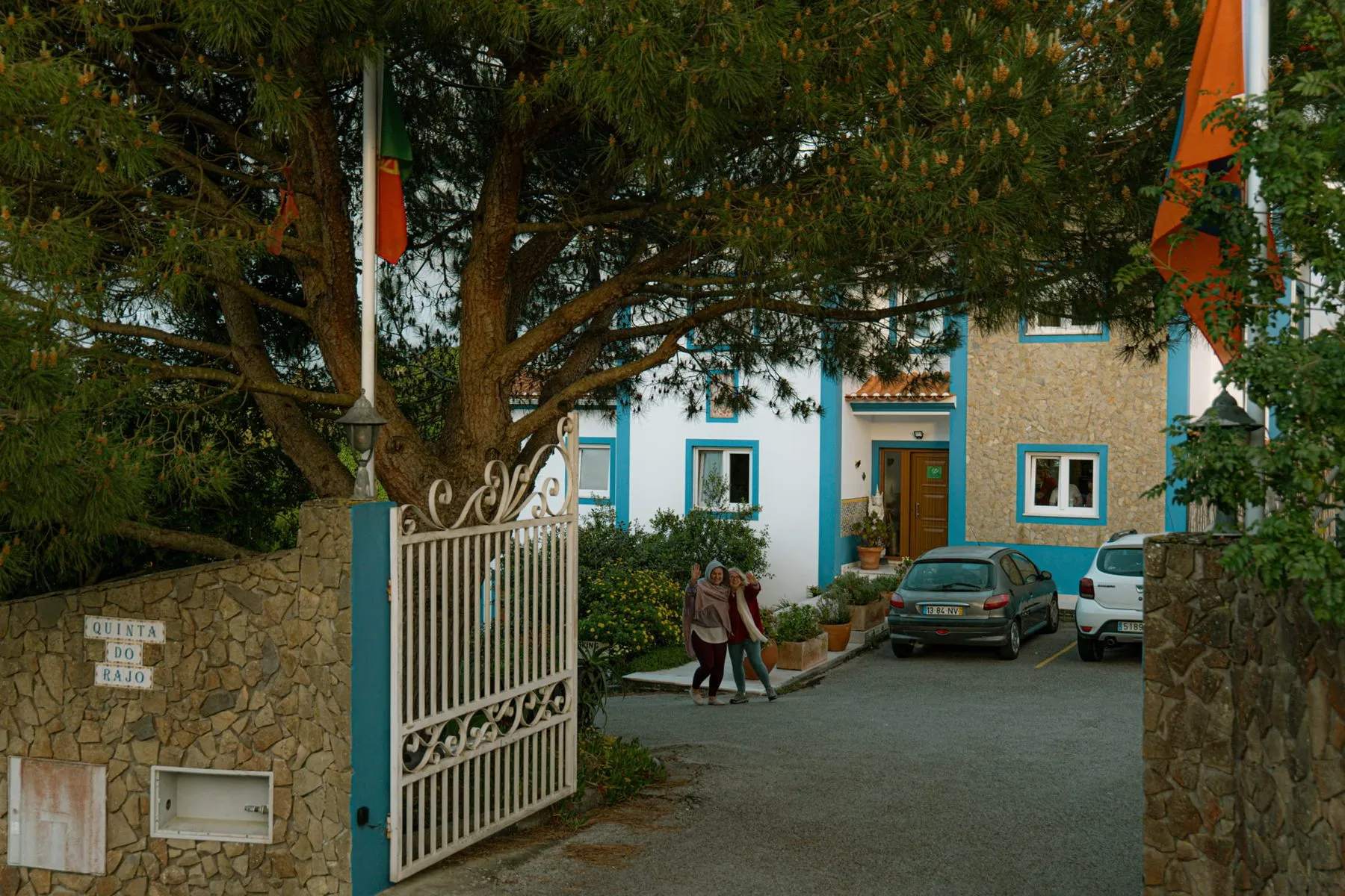 Entrada do Ashram Ram Dass Guru, com a casa ao fundo