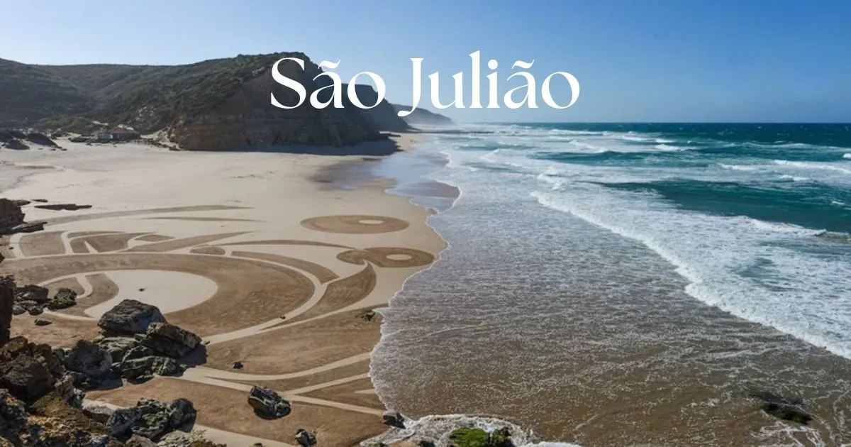 Praia de São Julião com ondas e desenhos na areia